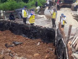 Gubernur Bangka Belitung Cek Jembatan Putus di Aik Ruak